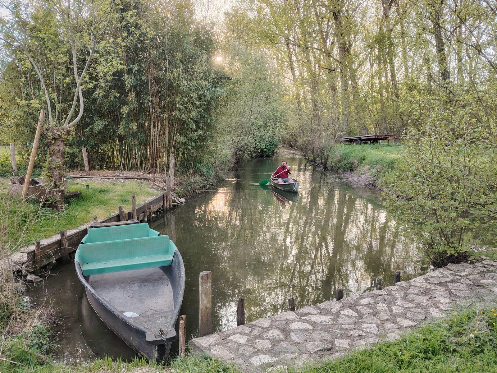 Barque amarrée sur une conche du Marais Poitevin à Arçais